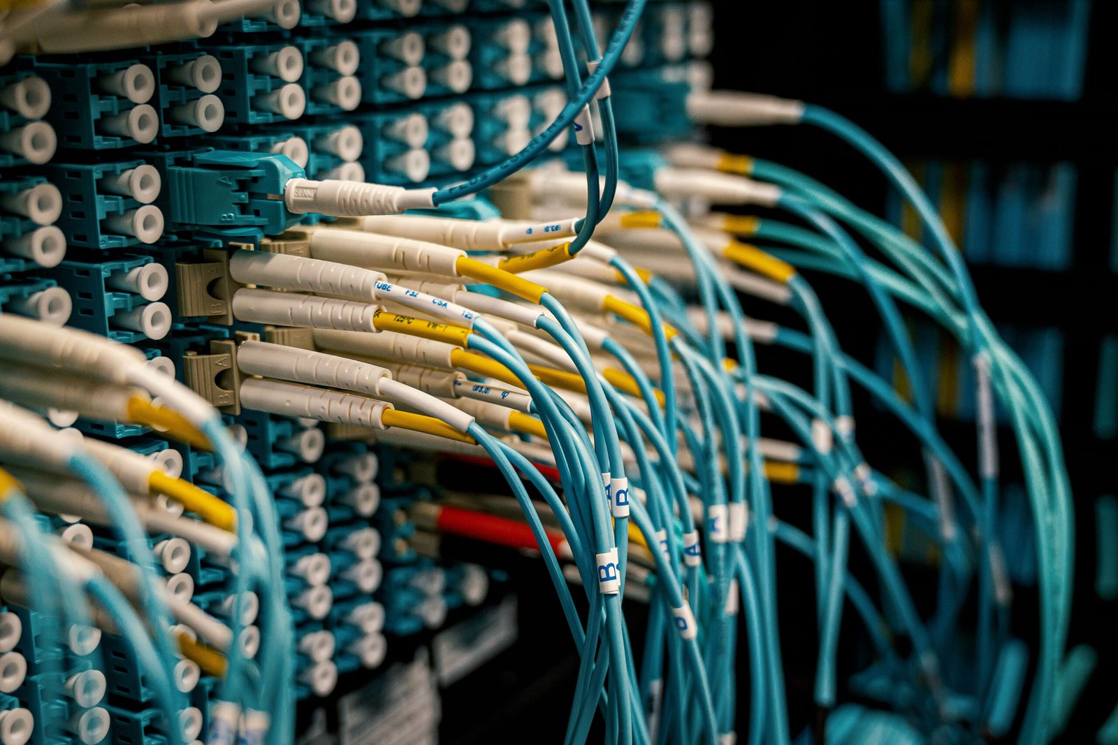 A professional computational journalism photograph capturing high-fidelity quantum computer mainframe arrays representing how the Enterprise Zero Trust software protocols operate