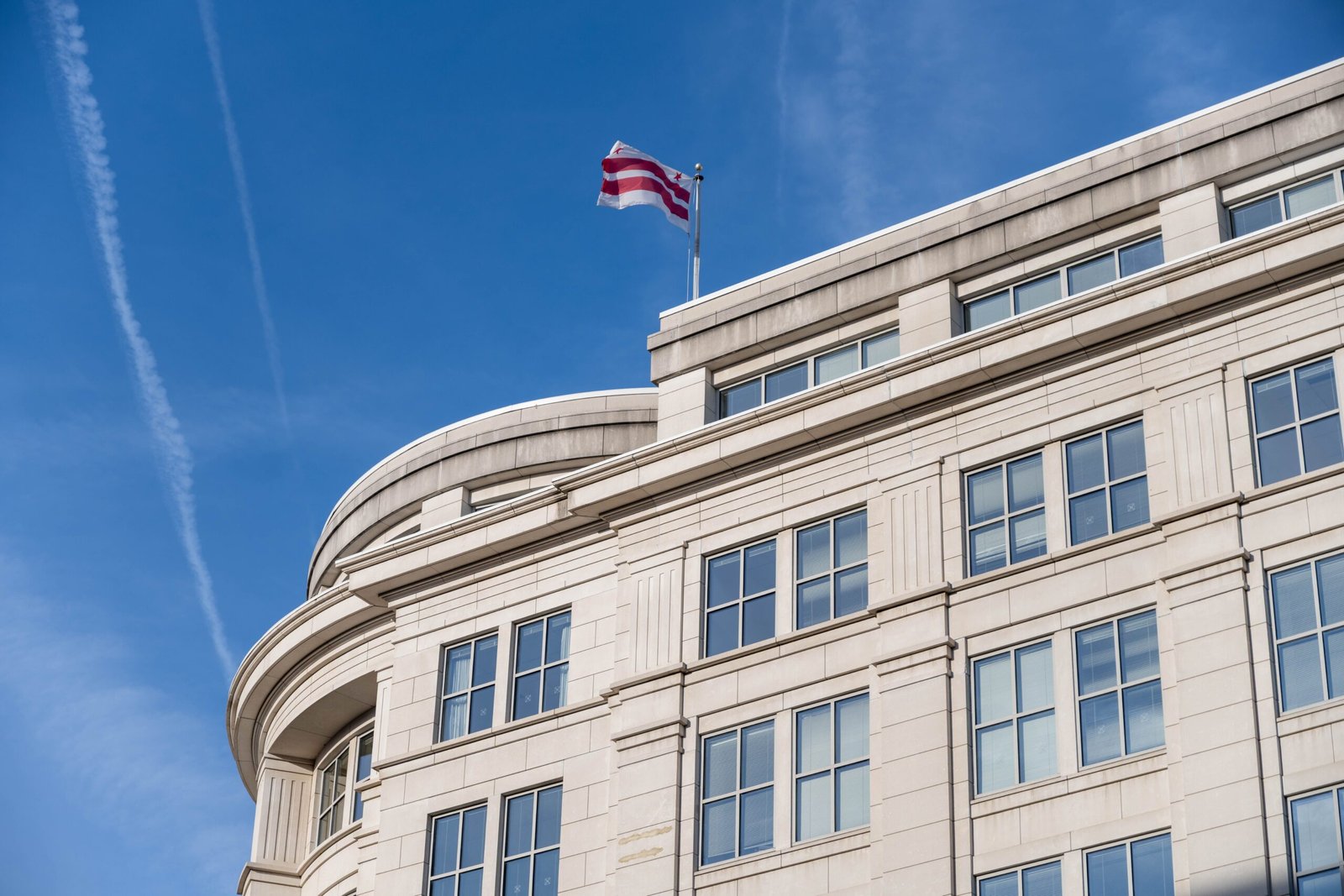 Federal Reserve Board building in Washington D.C. overlaid with stock market interest rate percentage charts