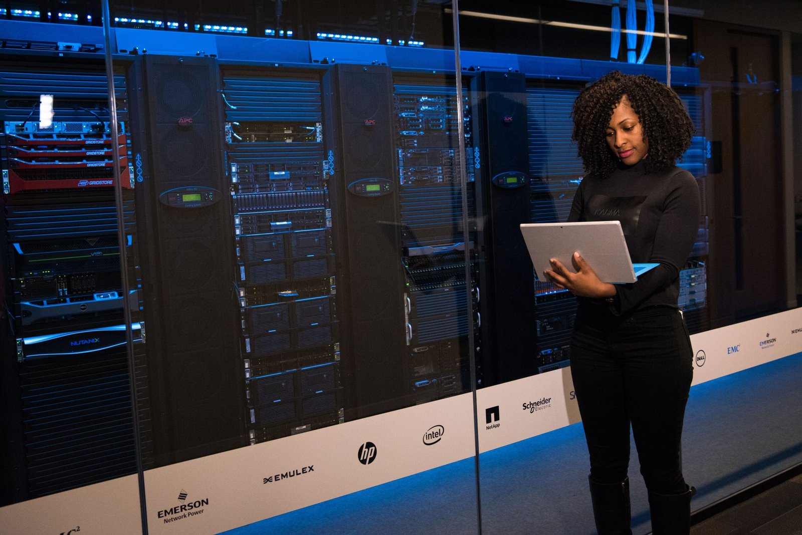 A professional business technology photograph capturing interconnected cloud computing mainframe nodes representing how the Oracle IBM enterprise cloud alliance is executed